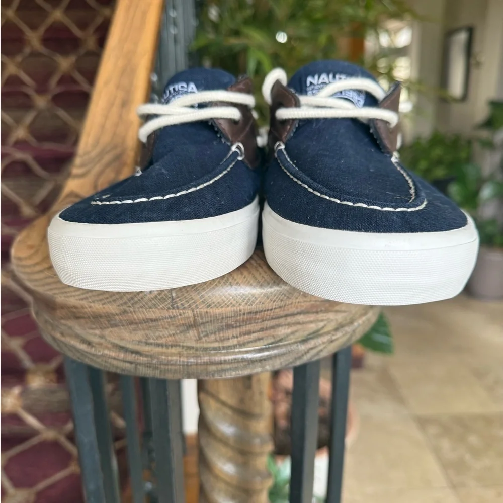 NAUTICA men’s 10 1/2 navy boat shoe excellent condition the “MALAD”